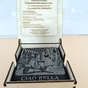 Geöffnete Holzbox mit sechs Schieferuntersetzern der Serie Italienische Momente