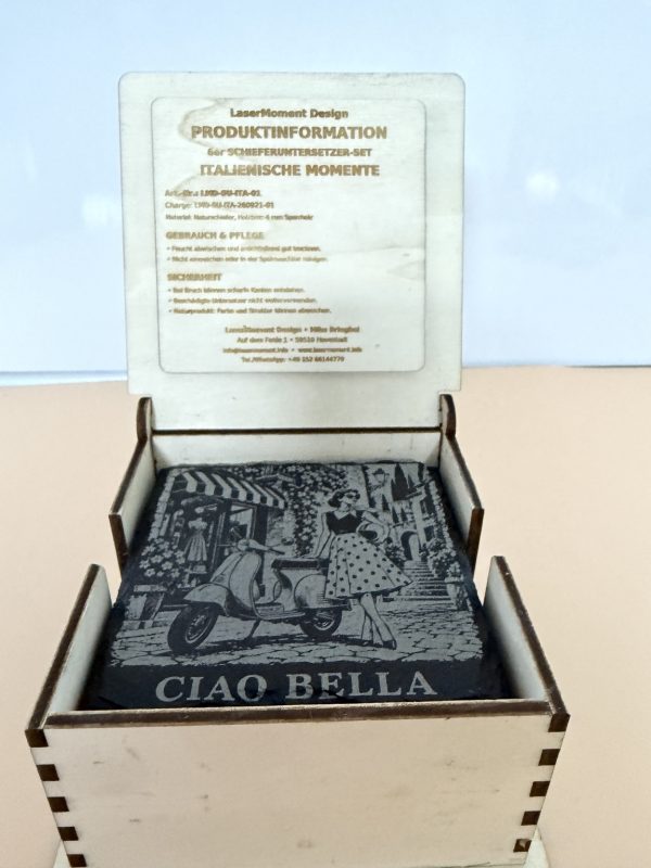 Geöffnete Holzbox mit sechs Schieferuntersetzern der Serie Italienische Momente