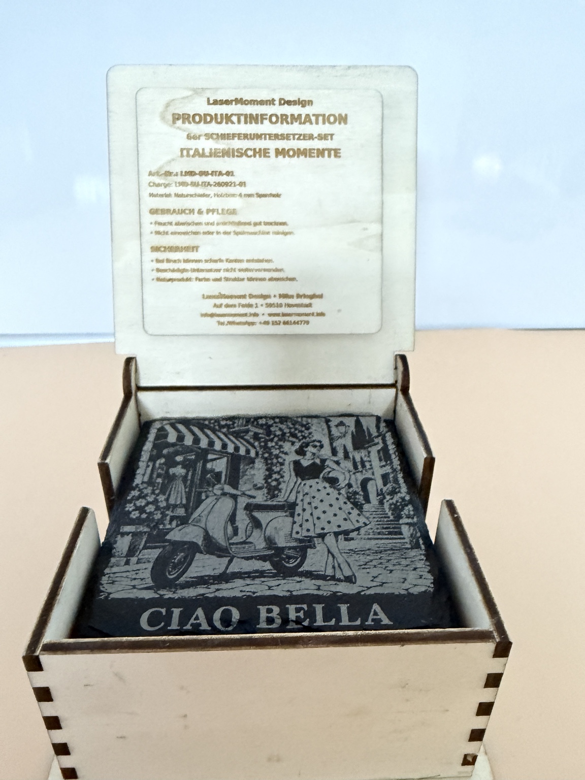 Geöffnete Holzbox mit sechs Schieferuntersetzern der Serie Italienische Momente