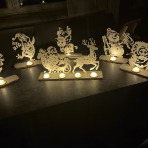 Fröhlicher Pinguin aus Holz – LED-Teelichthalter – Bild 2