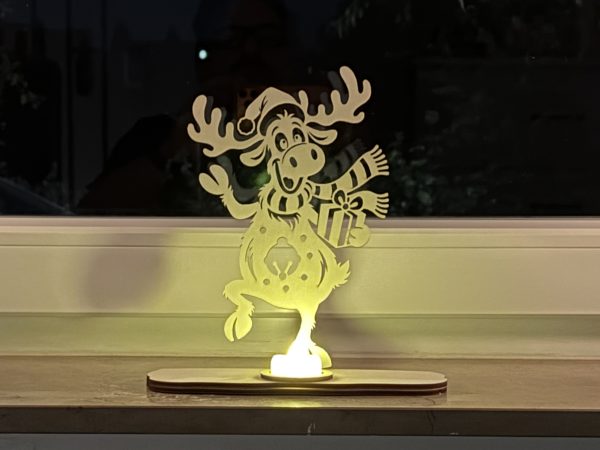 Lustiger Weihnachtselch aus Holz – LED-Teelichthalter