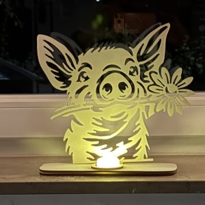 Glücksschwein mit Blume aus Holz – LED-Teelichthalter – Bild 1