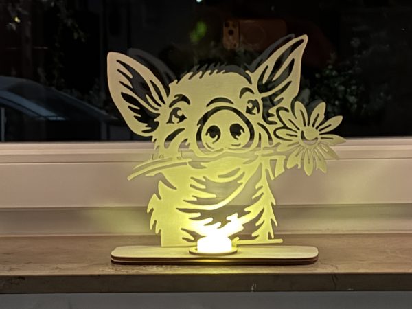 Glücksschwein mit Blume aus Holz – LED-Teelichthalter