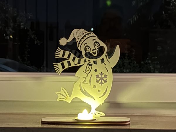 Fröhlicher Pinguin aus Holz – LED-Teelichthalter