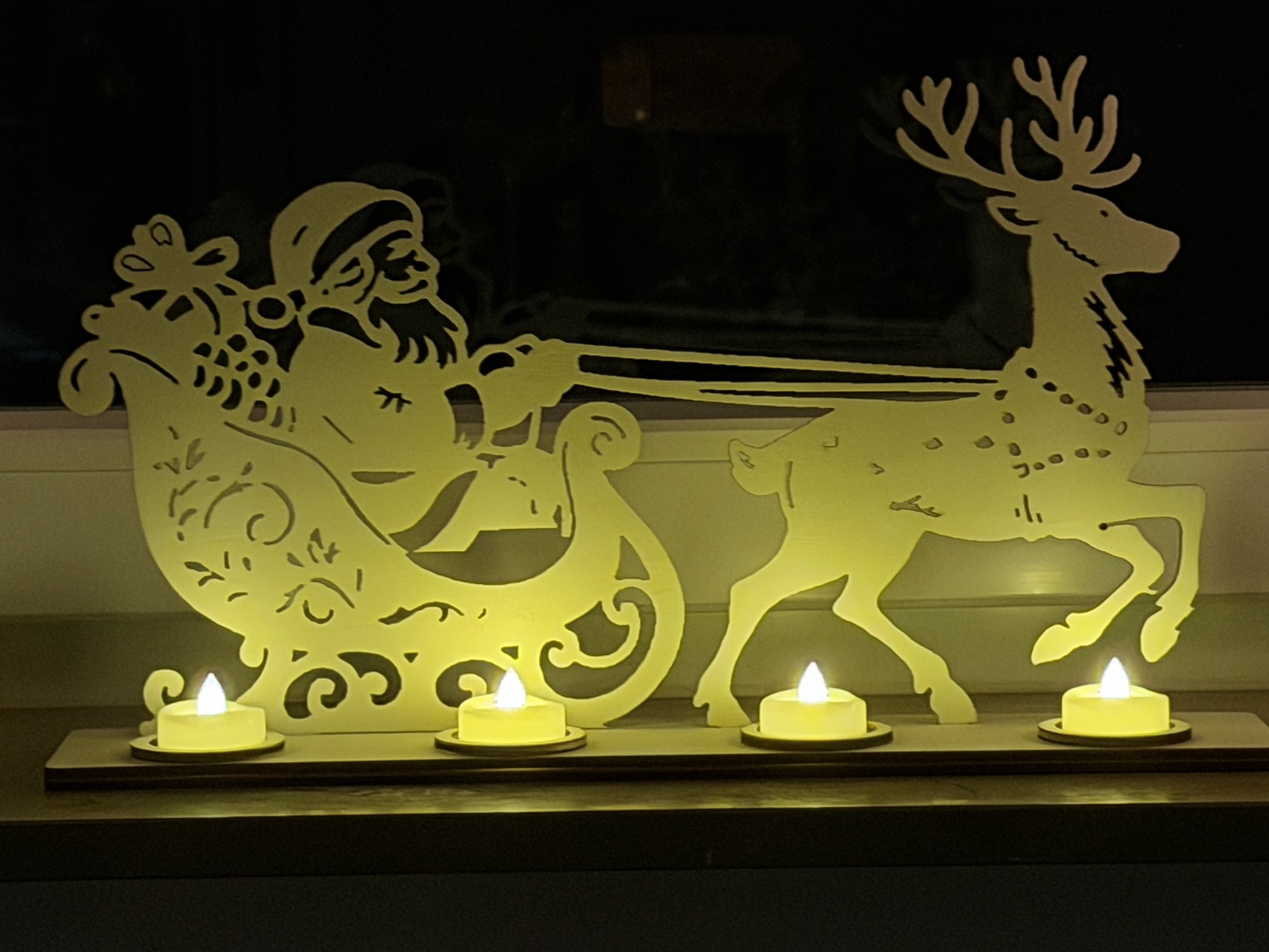Weihnachtsmann mit Rentierschlitten aus Holz – für 4 LED-Teelichter – Bild 1