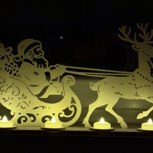 Weihnachtsmann mit Rentierschlitten aus Holz – für 4 LED-Teelichter – Bild 3