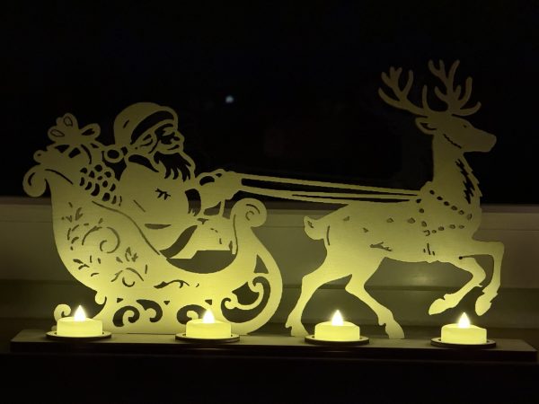 Weihnachtsmann mit Rentierschlitten aus Holz – für 4 LED-Teelichter