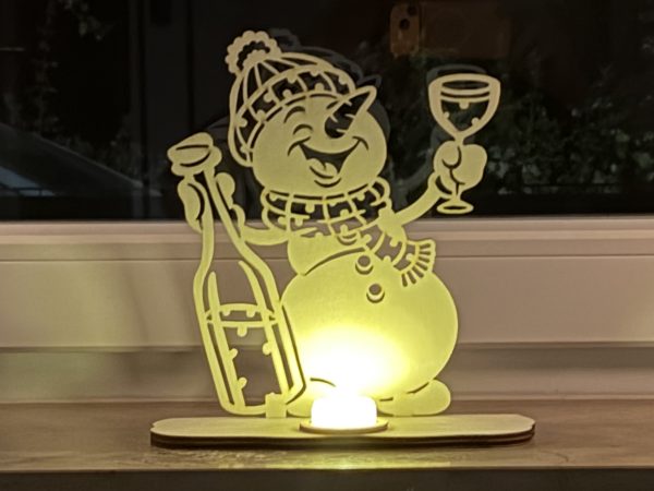 Fröhlicher Schneemann aus Holz – LED-Teelichthalter