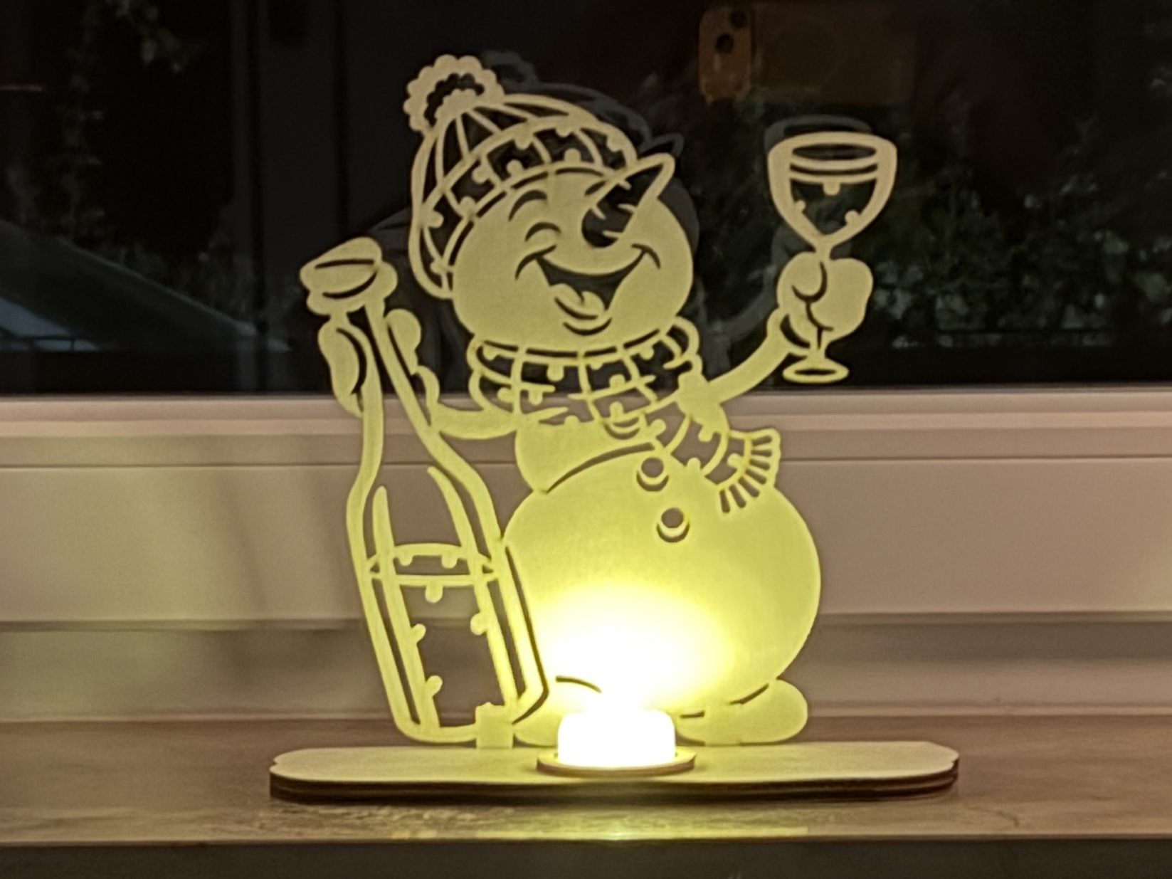 Fröhlicher Schneemann aus Holz – LED-Teelichthalter – Bild 1